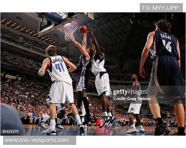 2005年NBA季后赛火箭与小牛第二场激战回顾与精彩瞬间分析